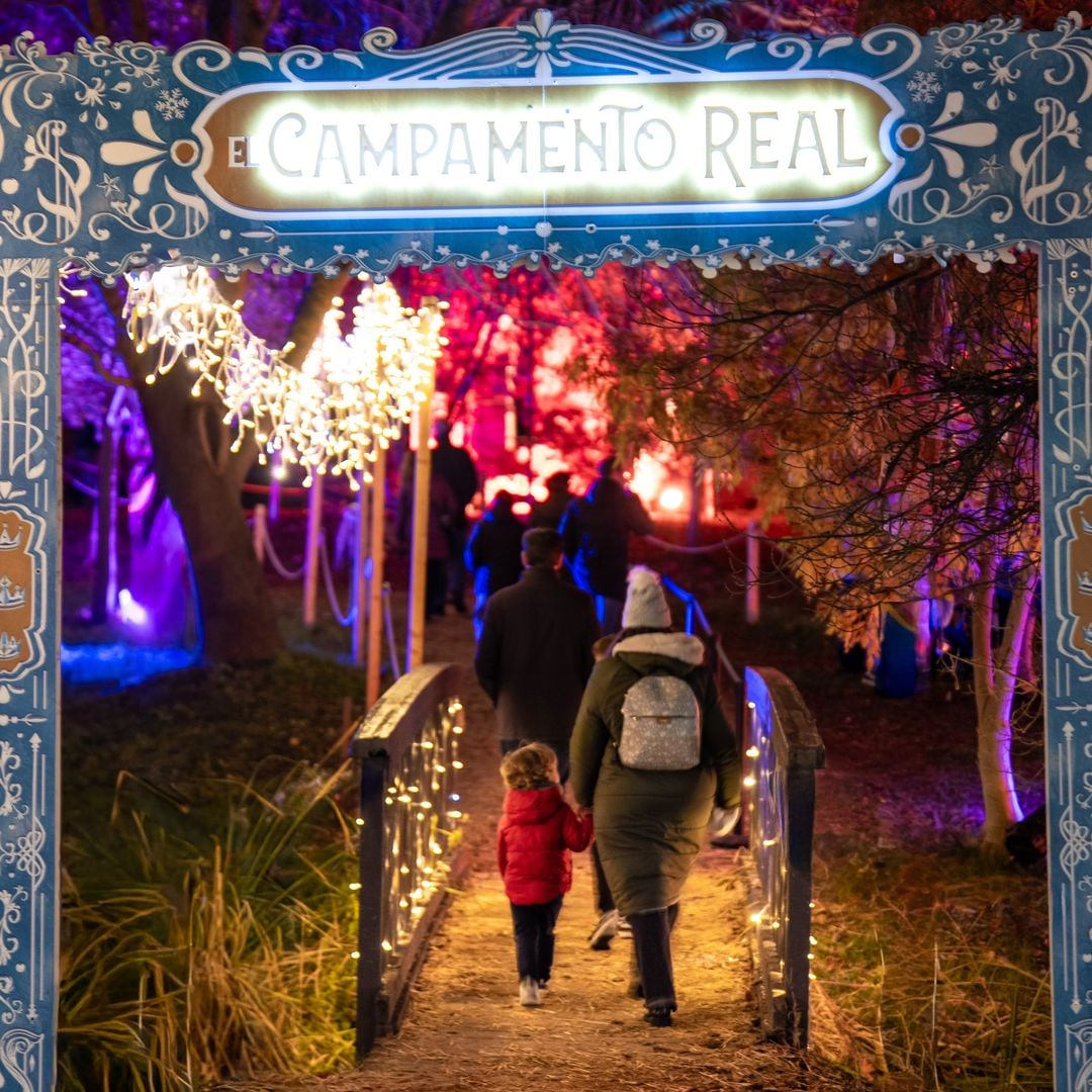 El campamento real reúne a más de 40 actores, desde carteros y mercaderes hasta guardias reales que dan vida a cada rincón, convirtiéndolo en una experiencia inmersiva, auténtica y única.