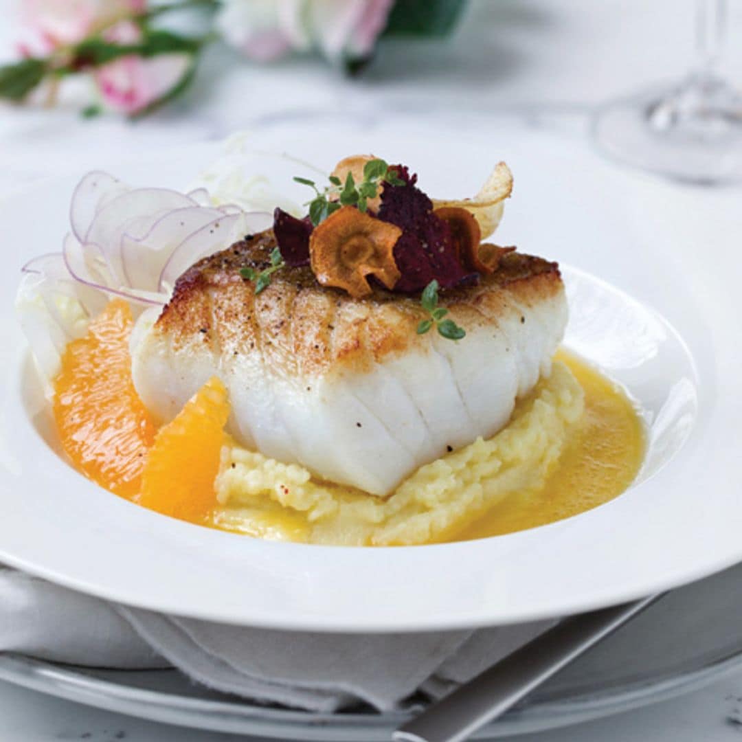 Bacalao Skrei a la sartén con salsa de naranja y puré de patata