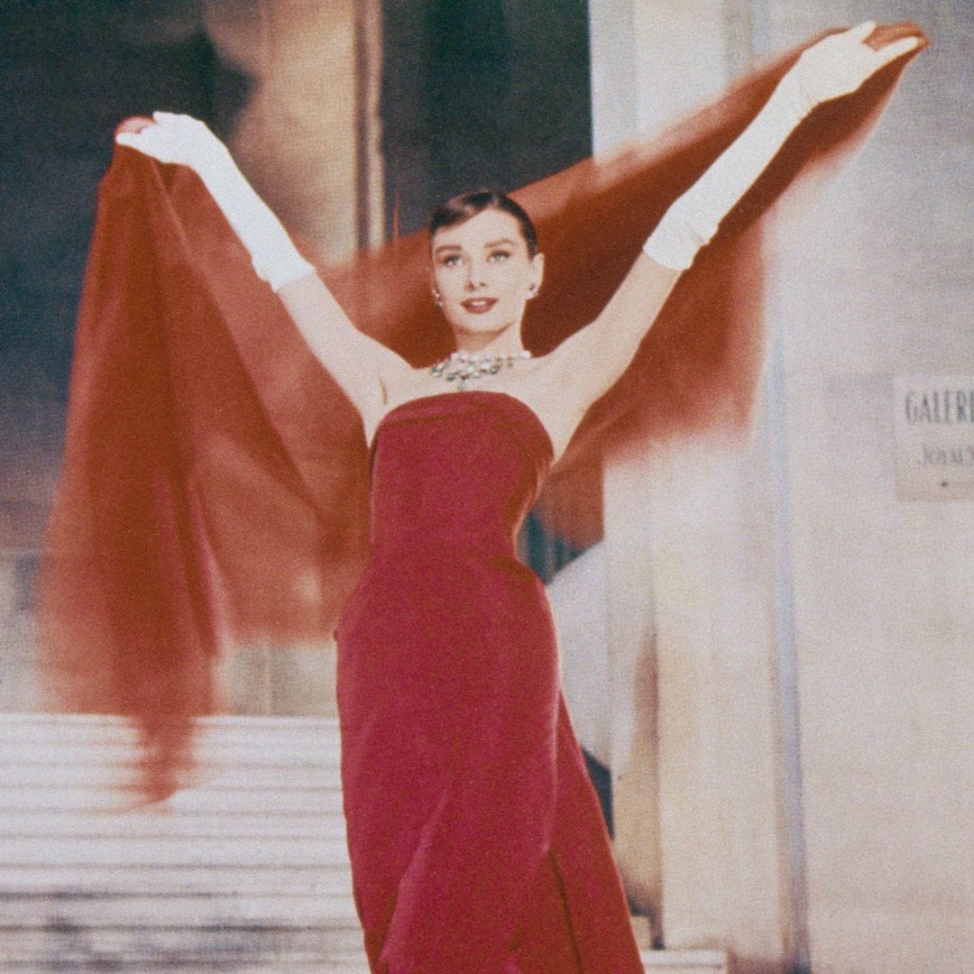 El cine se viste de rojo, el color de la Navidad: los diseños inolvidables que nos hacen soñar desde el sofá