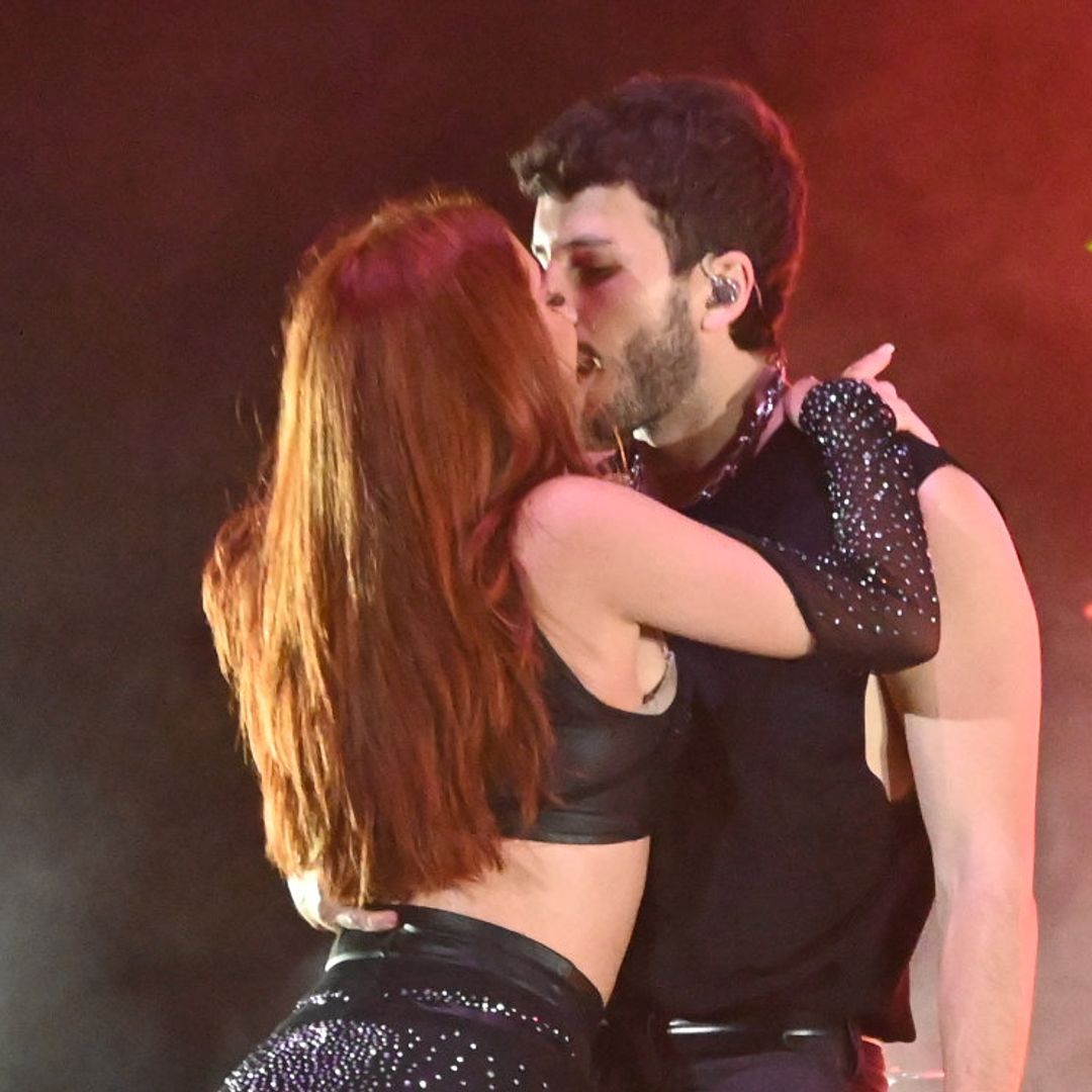 El beso de Sebastián Yatra a una bailarina en pleno concierto