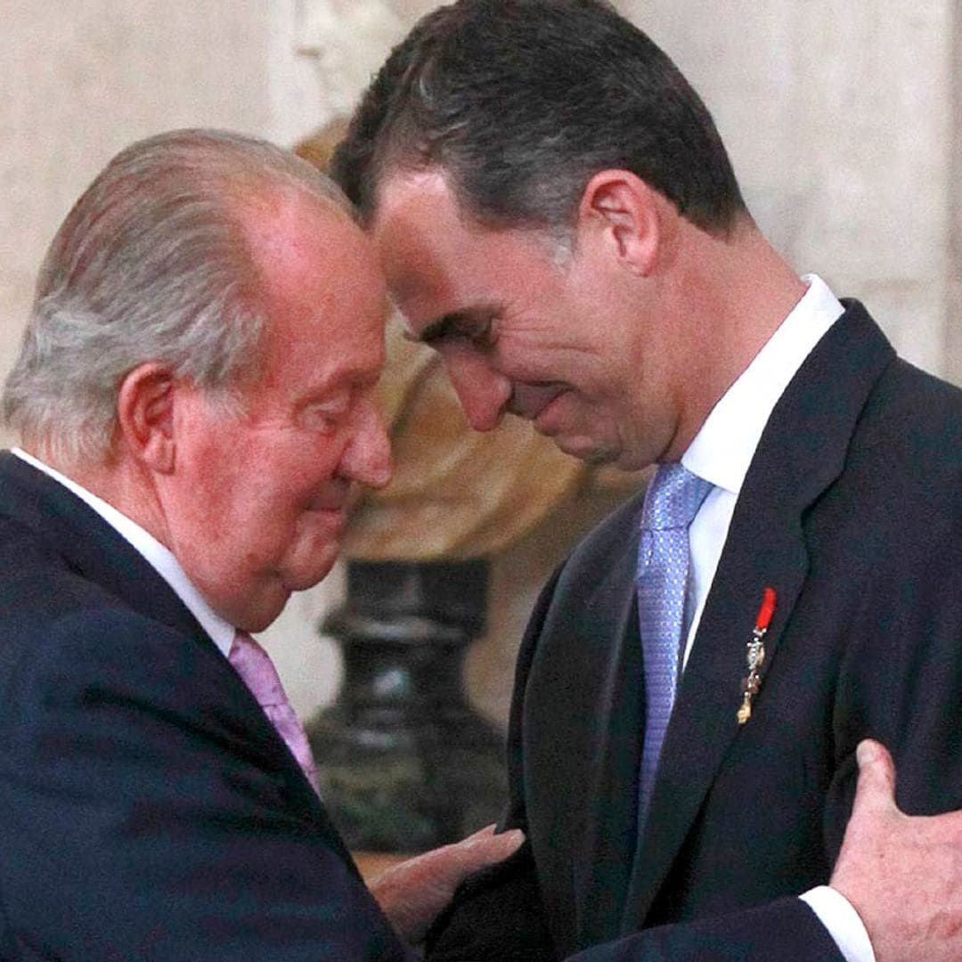 Don Juan Carlos comunica al rey Felipe su decisión de trasladarse fuera de España