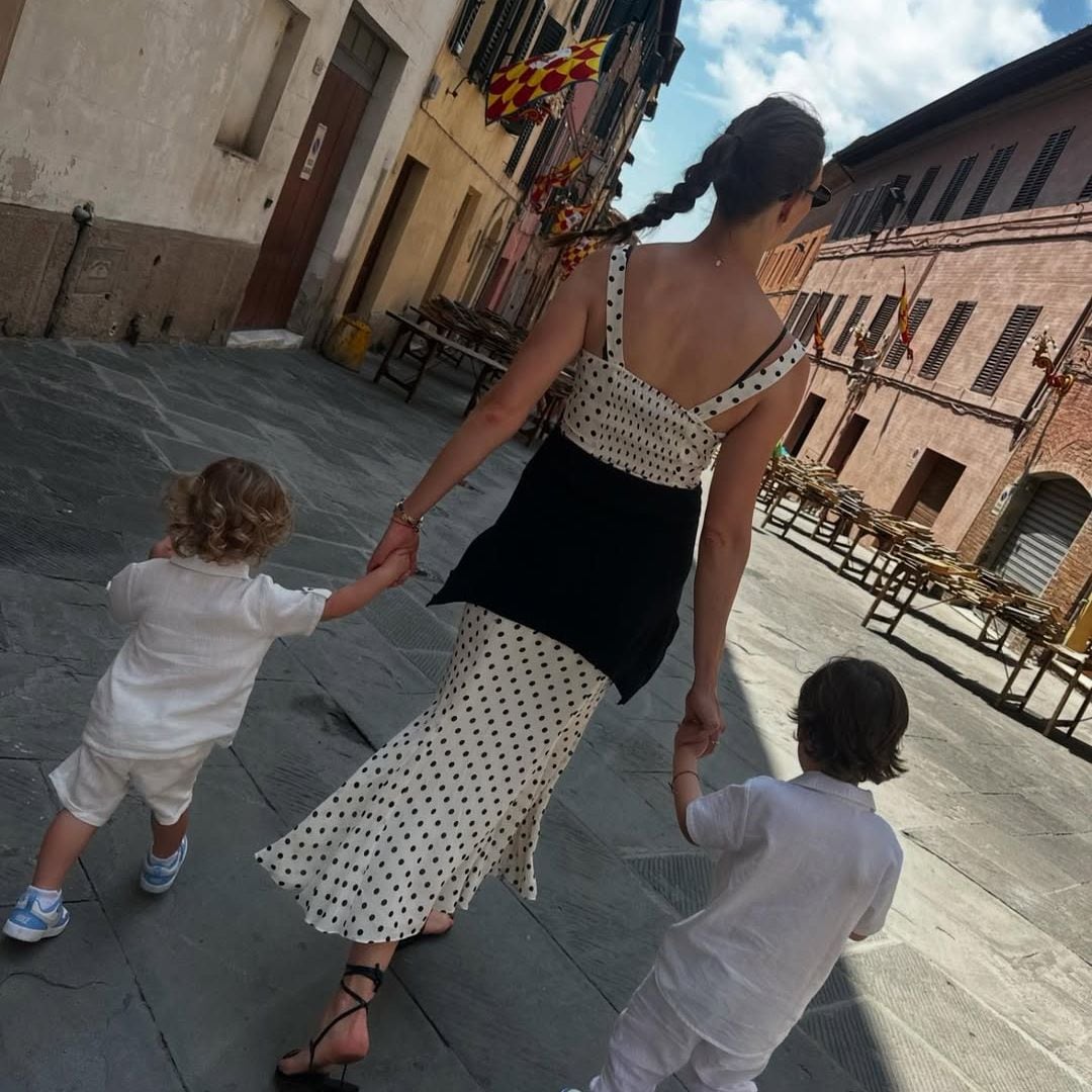 Karlie Kloss de viaje con sus dos pequeños