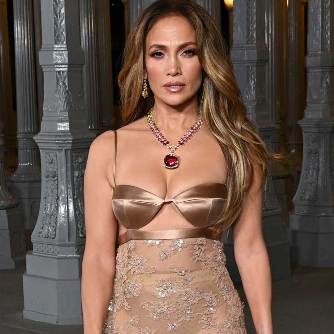 Jennifer Lopez arrasa con el trench estampado más salvaje para presentar su nuevo trabajo musical