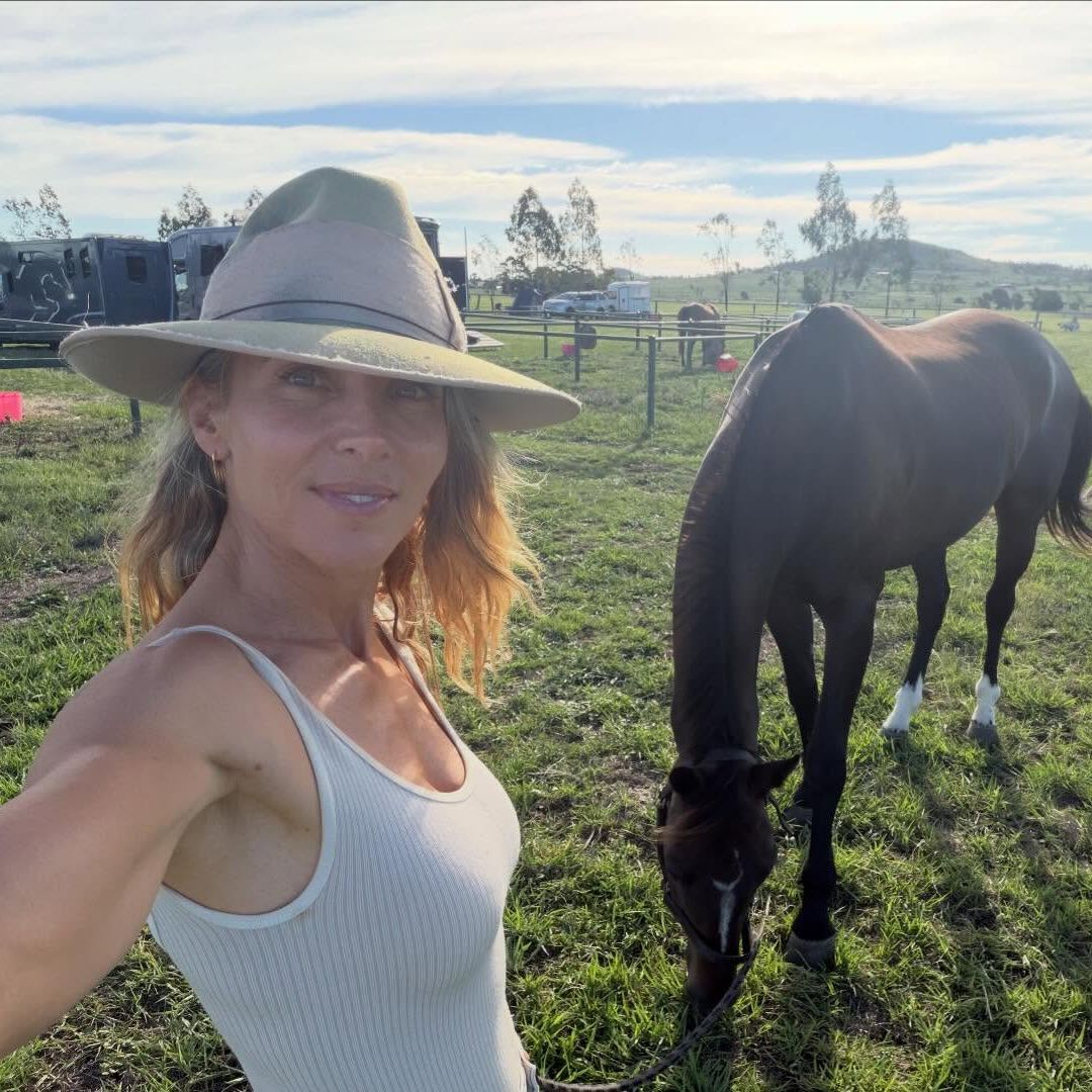 Elsa Pataky presume de la destreza de su hija India Rose en el rodeo: "Mi salvaje"