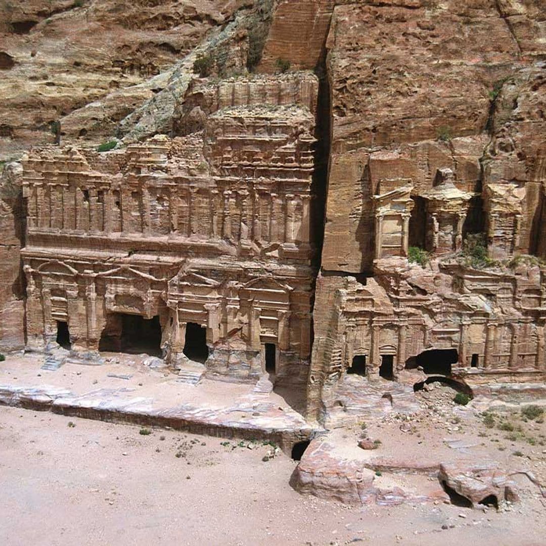 Los Príncipes de Asturias visitan la ciudad de Petra