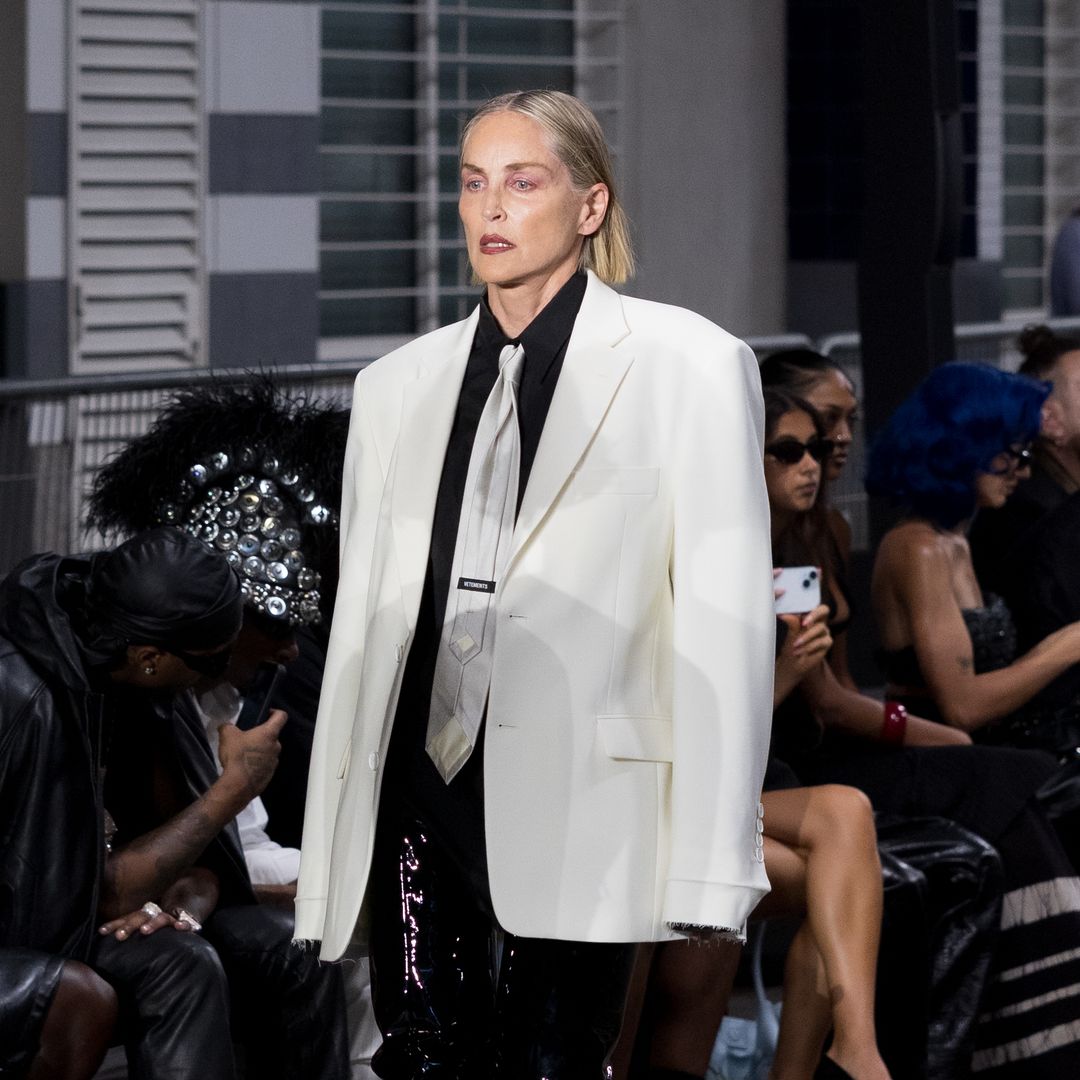 Sharon Stone (68) acapara todas las miradas sobre la pasarela en la Semana de la Moda Masculina: "Llevaba más de tres décadas sin desfilar"