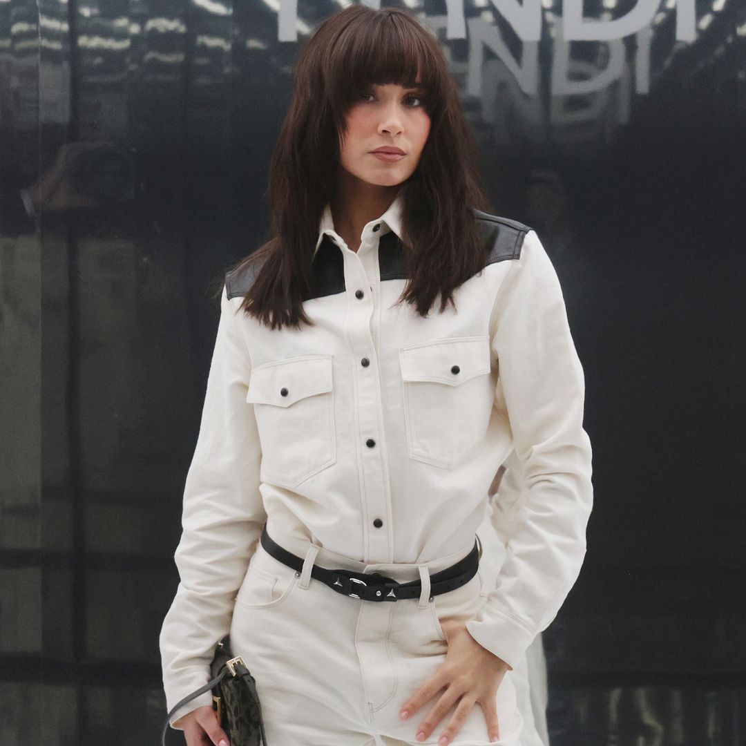 Aitana sorprende con un conjunto vaquero en el desfile de Fendi durante la Semana de la Moda en Milán