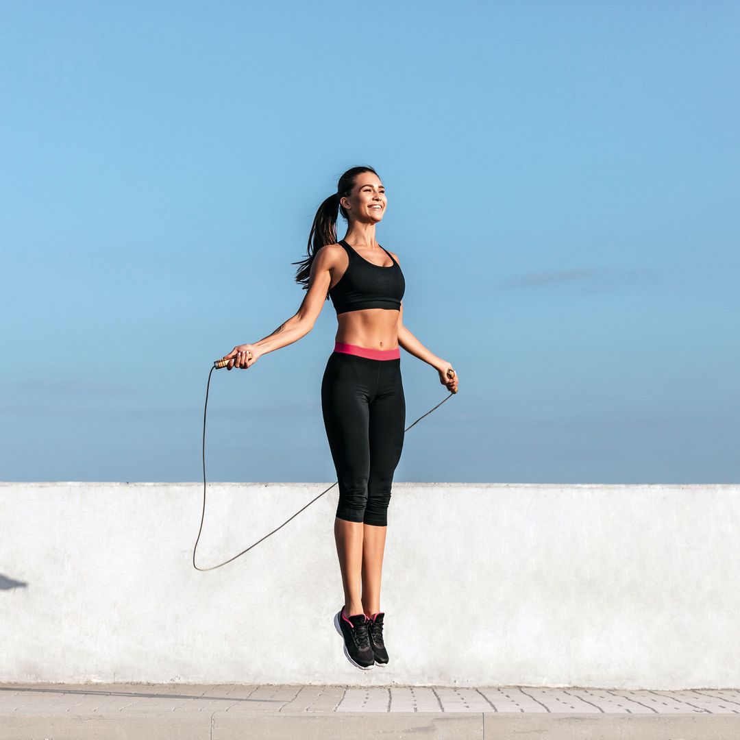 Mujer practicando un deporte de comba para mantener su cuerpo saludable y fuerte