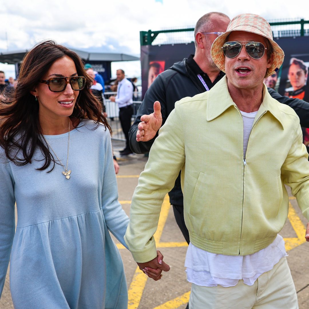 Las románticas imágenes de Brad Pitt e Inés de Ramón en la Fórmula 1, camino de cumplir su segundo aniversario