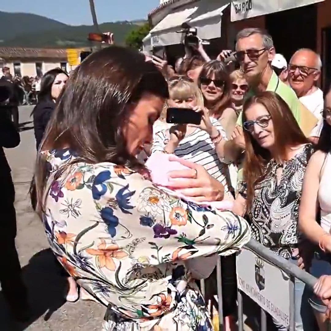 La reina Letizia muestra su lado más maternal acunando a un bebé en sus brazos