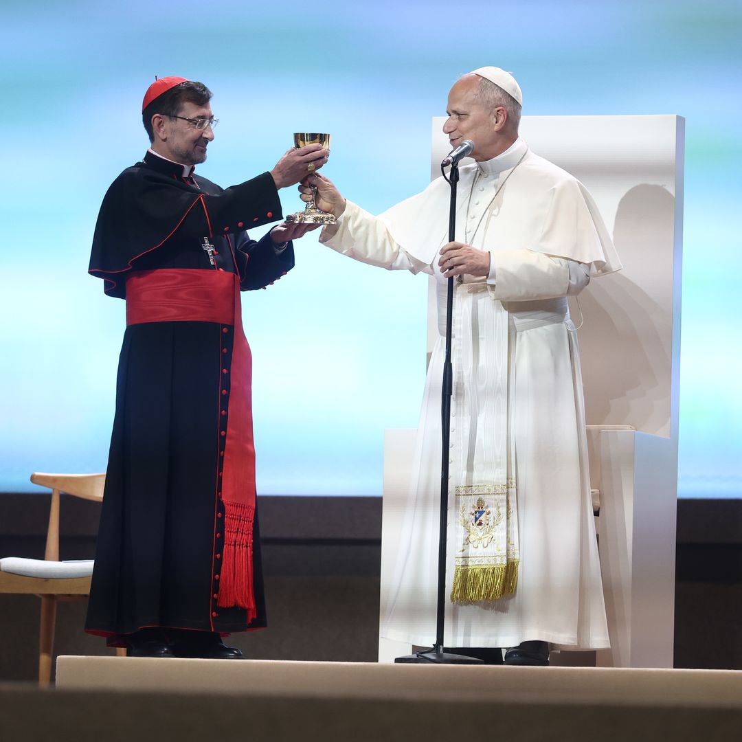 El papa León XIV entrega un cáliz al cardenal y arzobispo de Madrid, José Cobo, durante el encuentro celebrado con los voluntarios en IFEMA Madrid