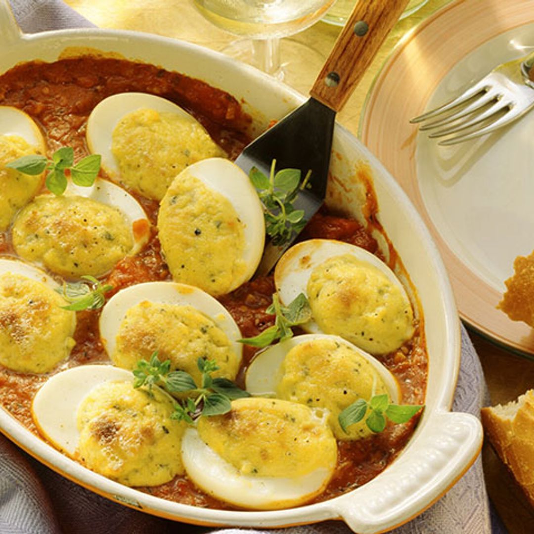 Huevos gratinados con gorgonzola sobre salsa de tomate