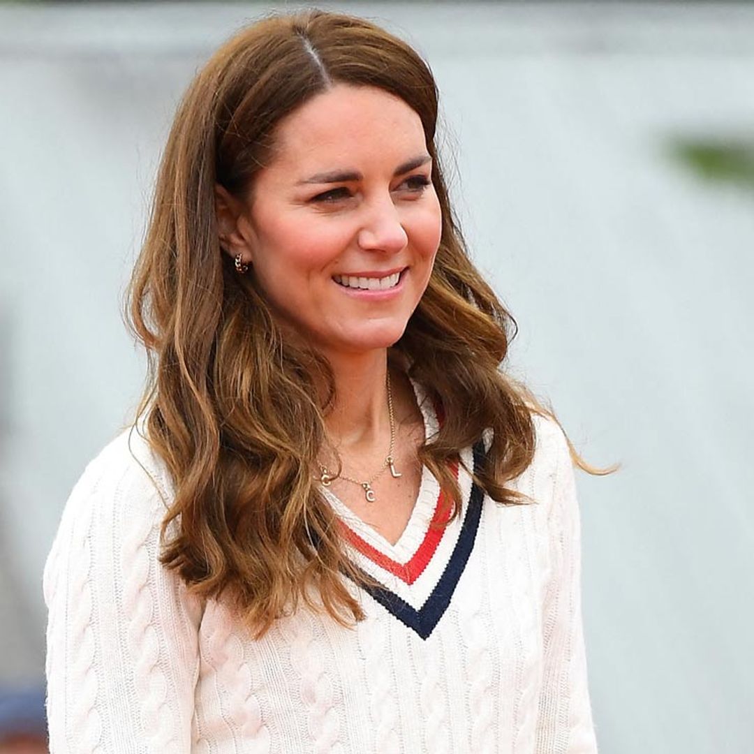 Tú también puedes llevar el collar favorito de Kate con las iniciales de tu persona favorita