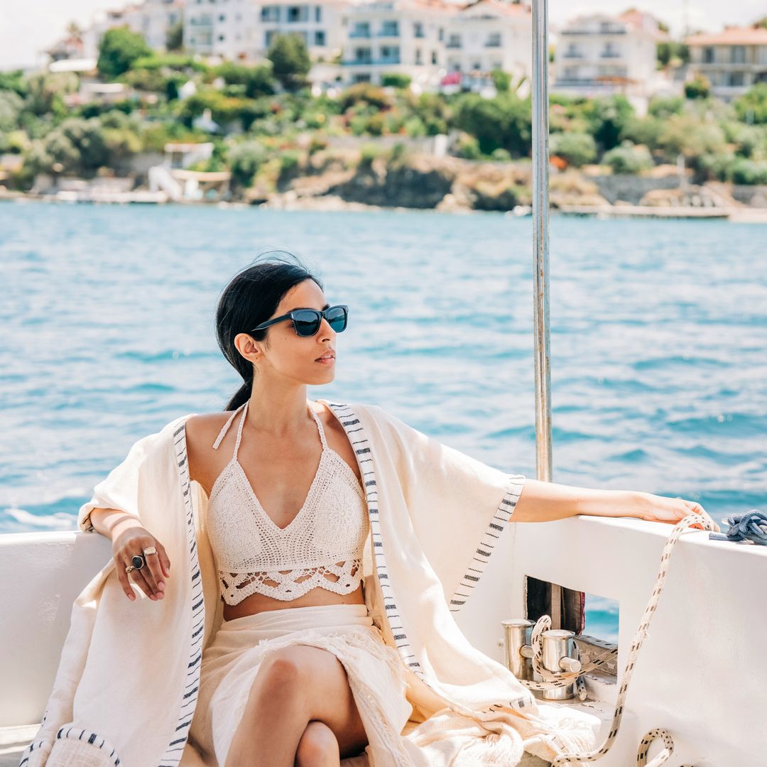El truco de las editoras para vestir elegantes en la playa: un conjunto de baño de 3 piezas por 22€