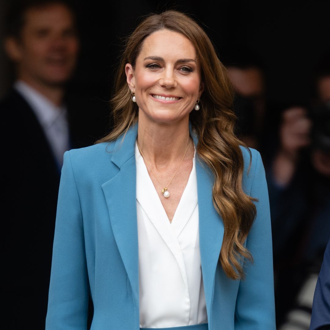 El misterio de los colgantes de Kate Middleton en su primer viaje internacional desde su enfermedad: 'charms' de buena suerte que lo cambian todo