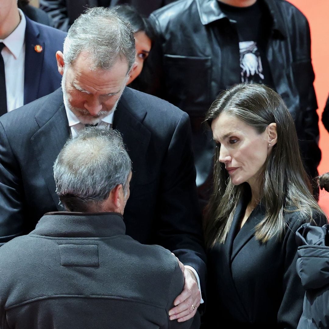 Del emocionante gesto de un niño con el rey Felipe al dolor de la reina Letizia arrodillada en el funeral por las víctimas de Adamuz