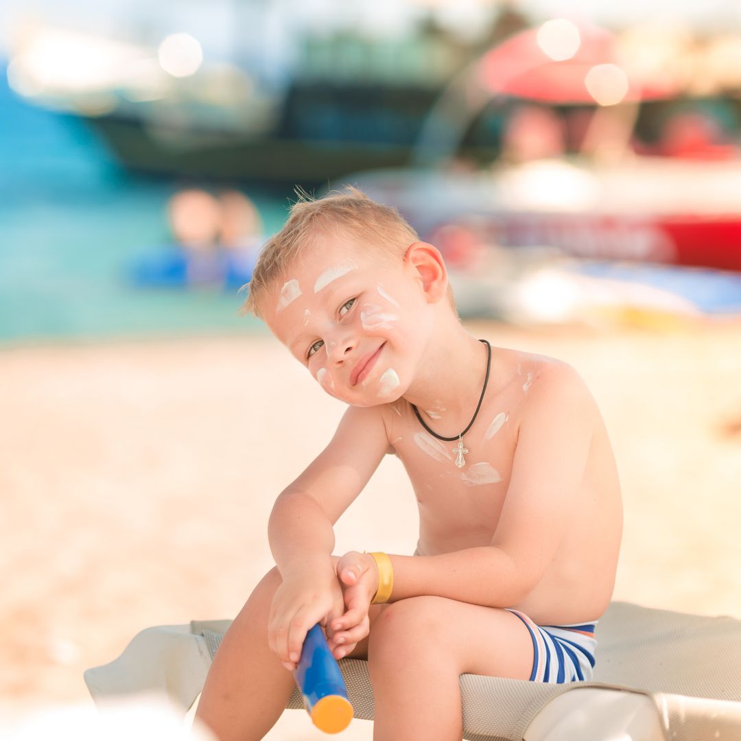 No solo son las quemaduras: el sol puede provocar enfermedades en tu hijo si no se protege bien