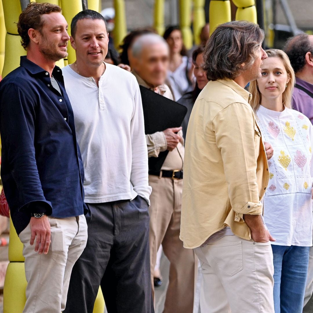 Pierre Casiraghi, Dimitri Rassam y Beatrice Borromeo hablando