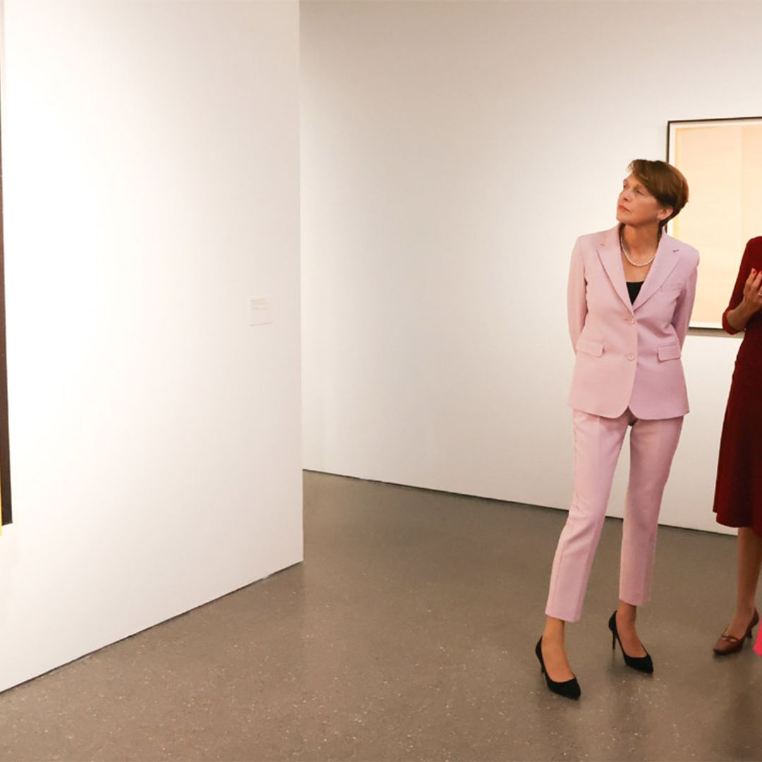 La Reina, acompañada de la primera dama alemana, visita una exposición de artistas españolas