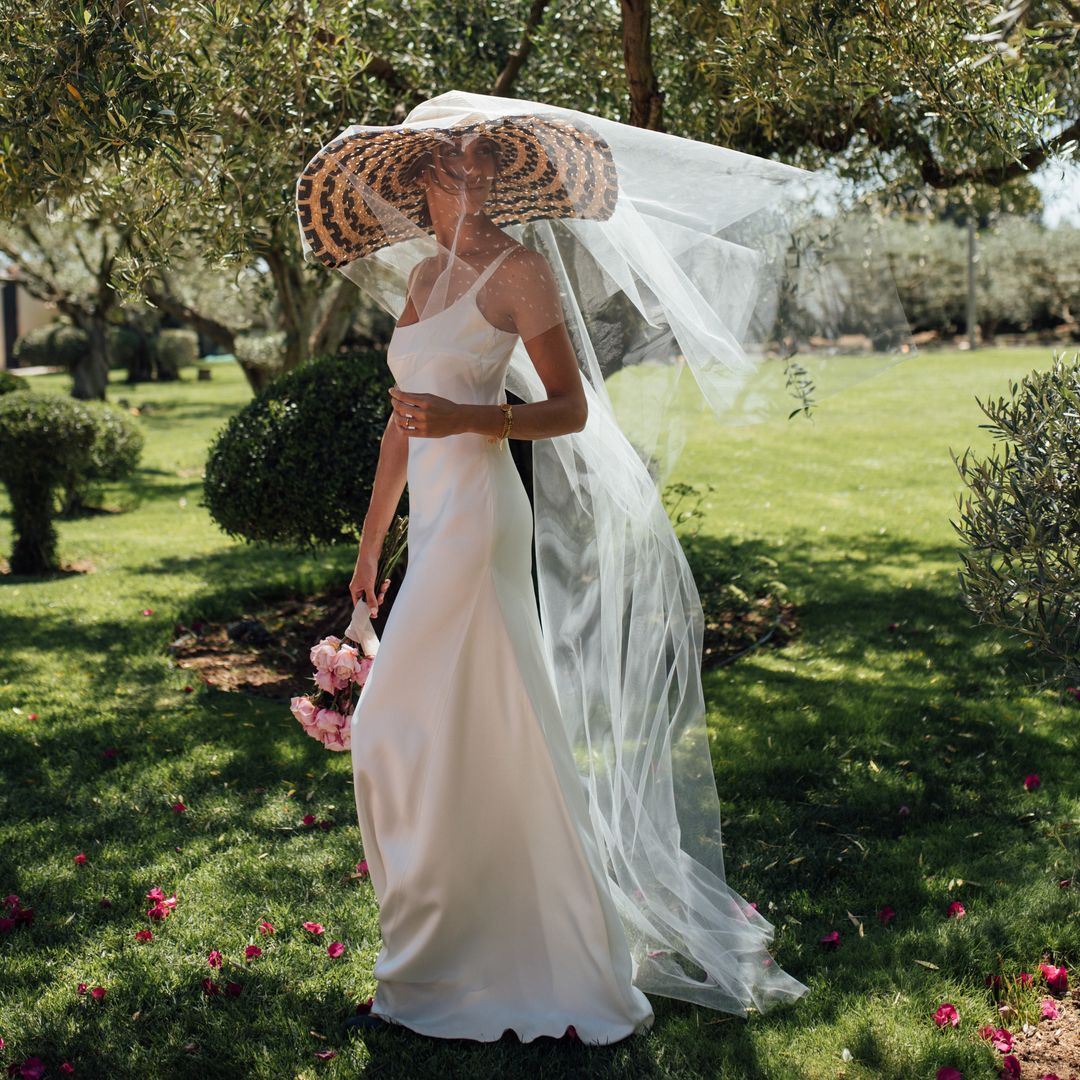 Una capa de encaje, una pamela bicolor y un chal: las tres versiones del vestido de novia de Alba para su boda en Elche