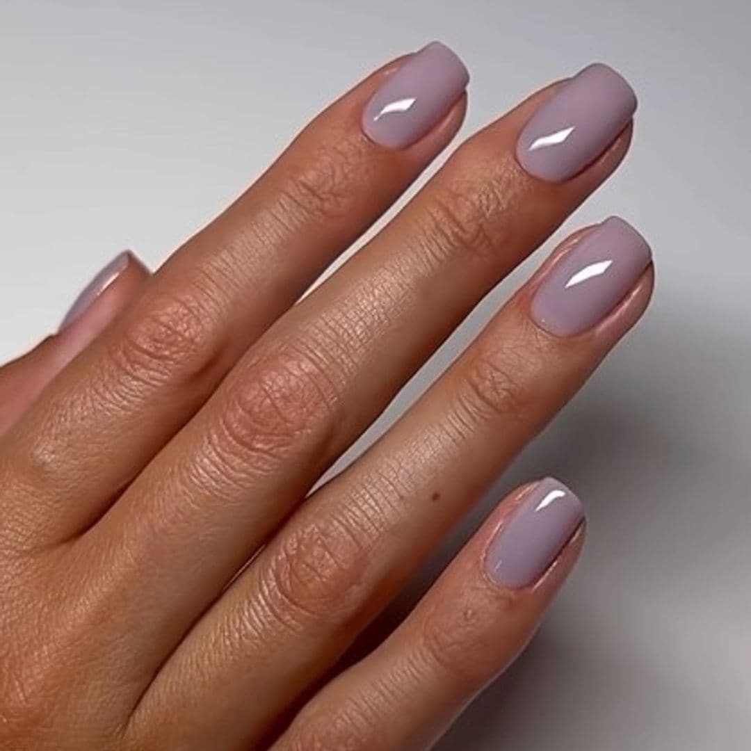 Manicura color lavanda en uñas cortas