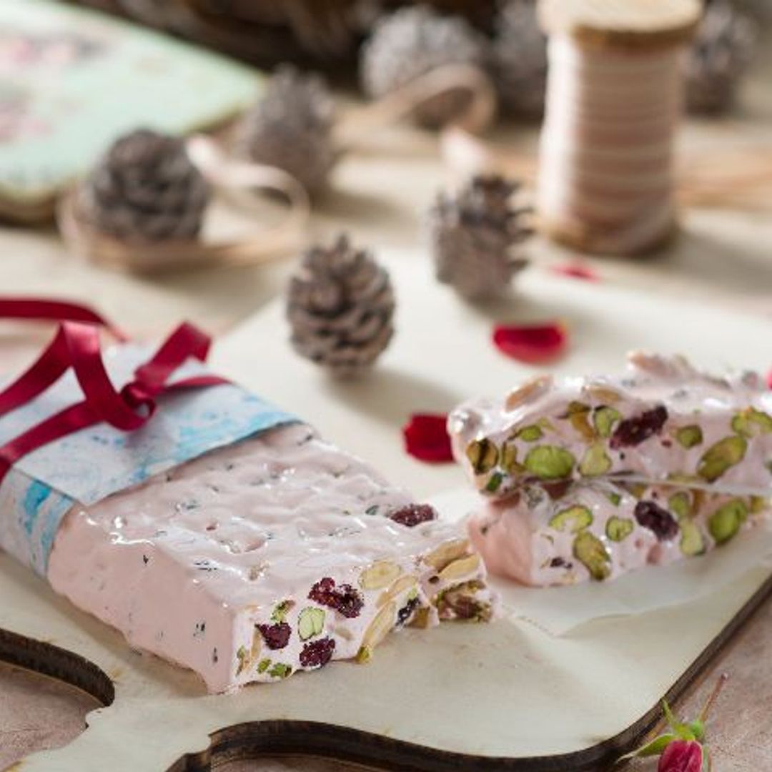 Turrón de rosas, almendras, pistachos y arándanos