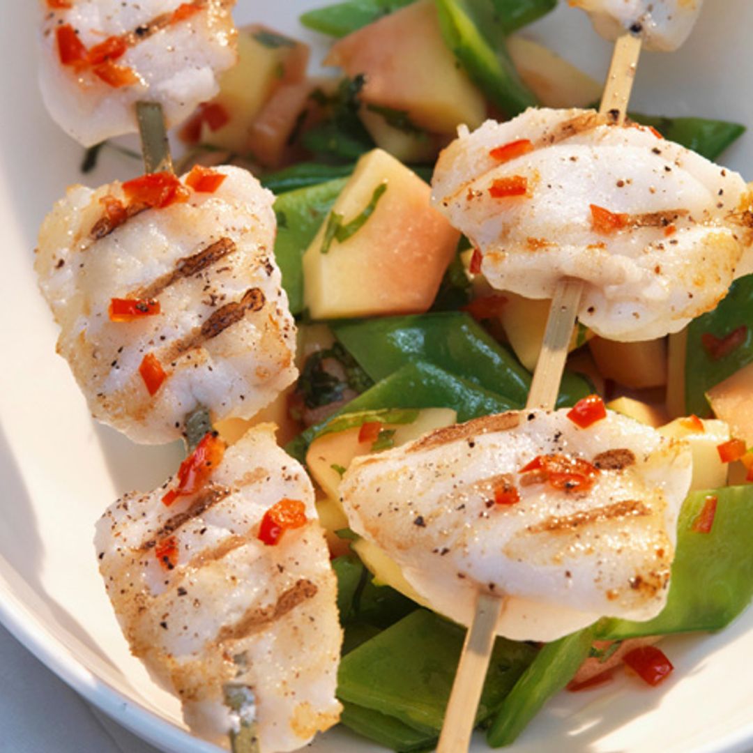 Brochetas de rape con ensalada de papaya
