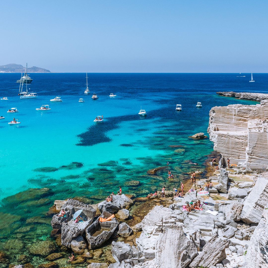 Laguna y playa de la isla de Favignana, Sicilia, Italia