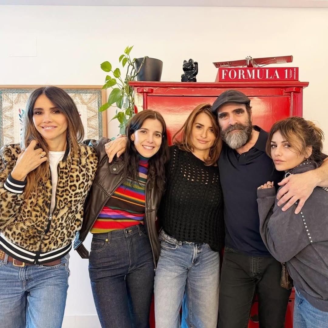Las fotos de Penélope Cruz y Javier Bardem con Luis Tosar y Luisa Mayol: el divertido plan de una pandilla de cine