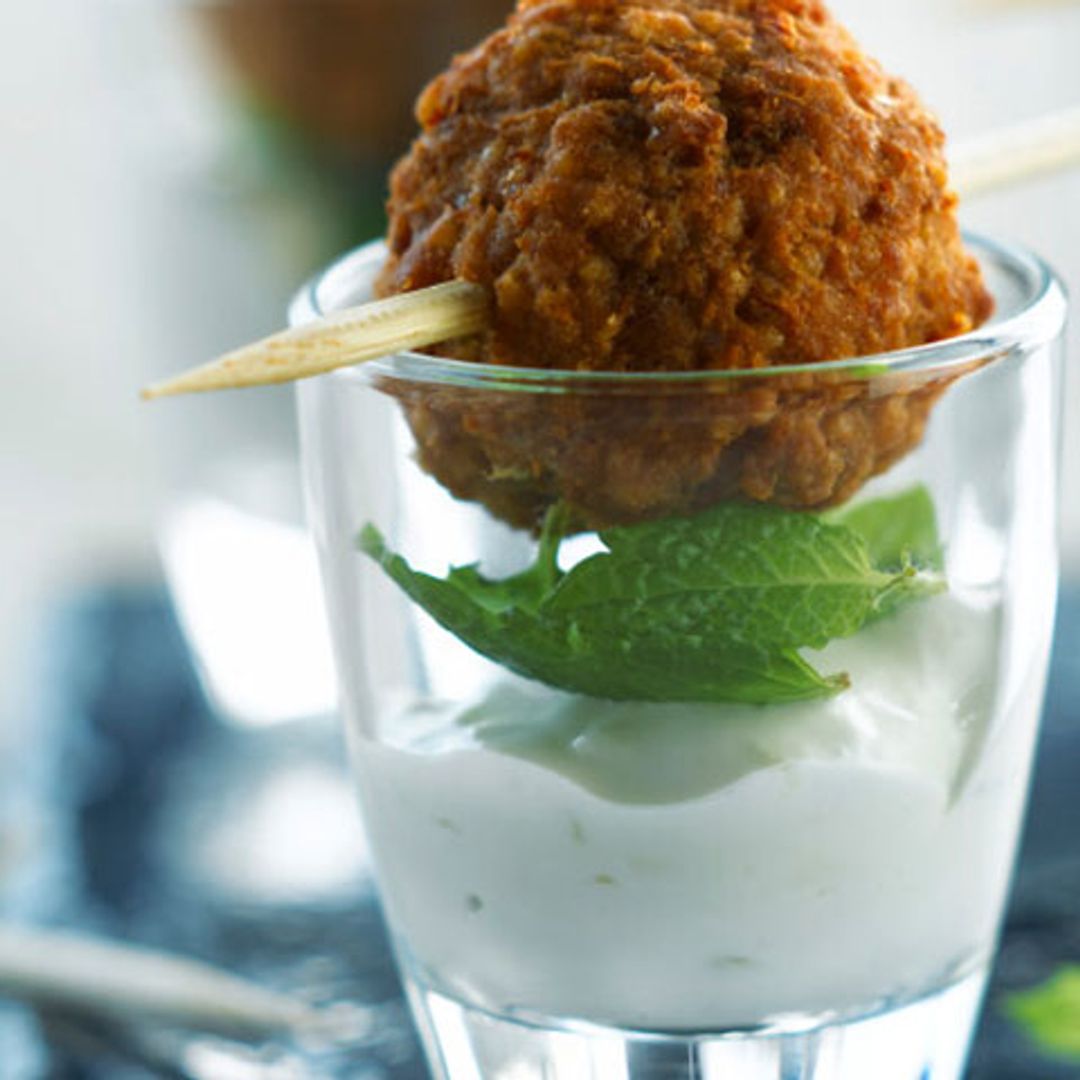 Aperitivo de tzatiki  con albóndiga de cordero