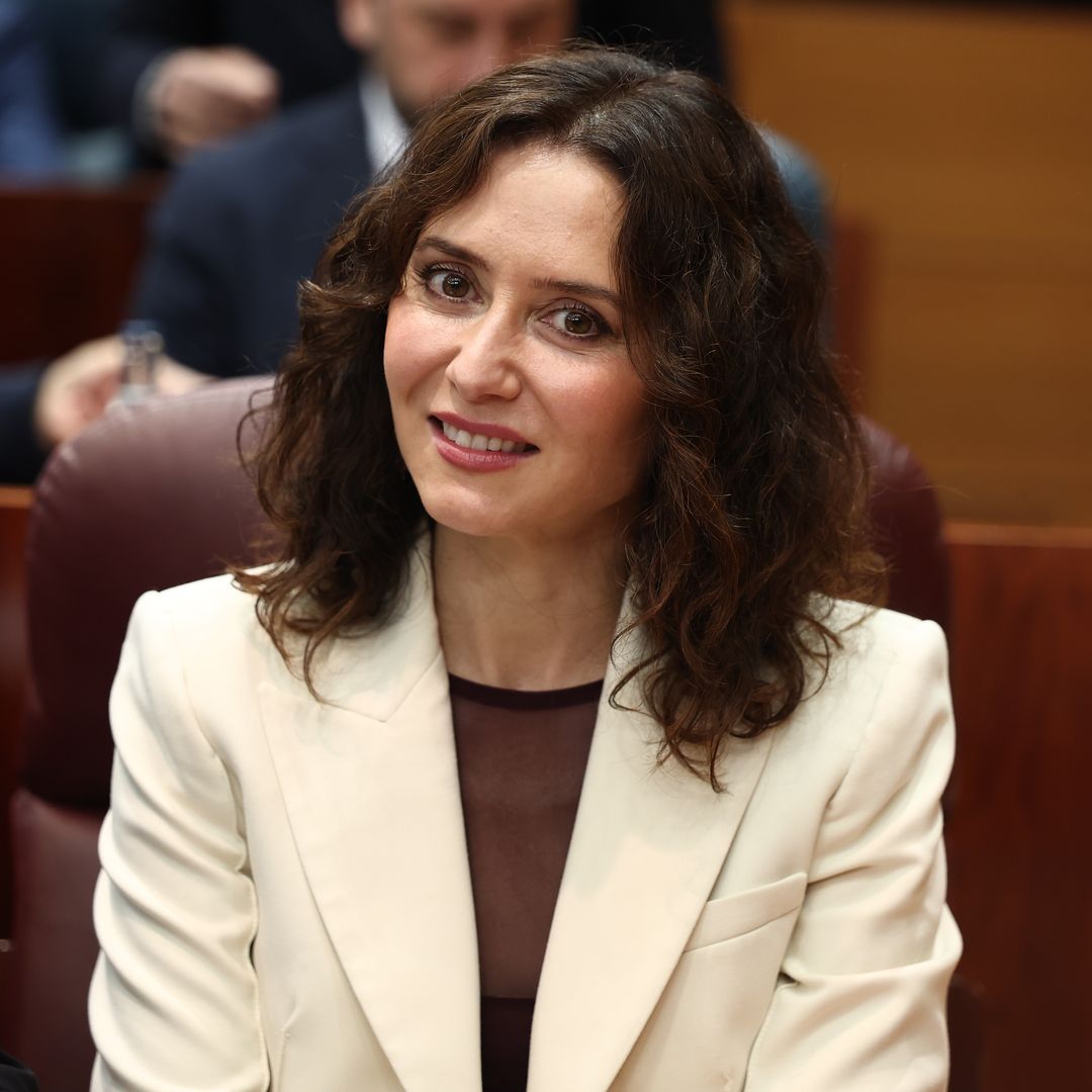 Isabel Díaz Ayuso impacta en la Asamblea de Madrid con un body transparente de Zara