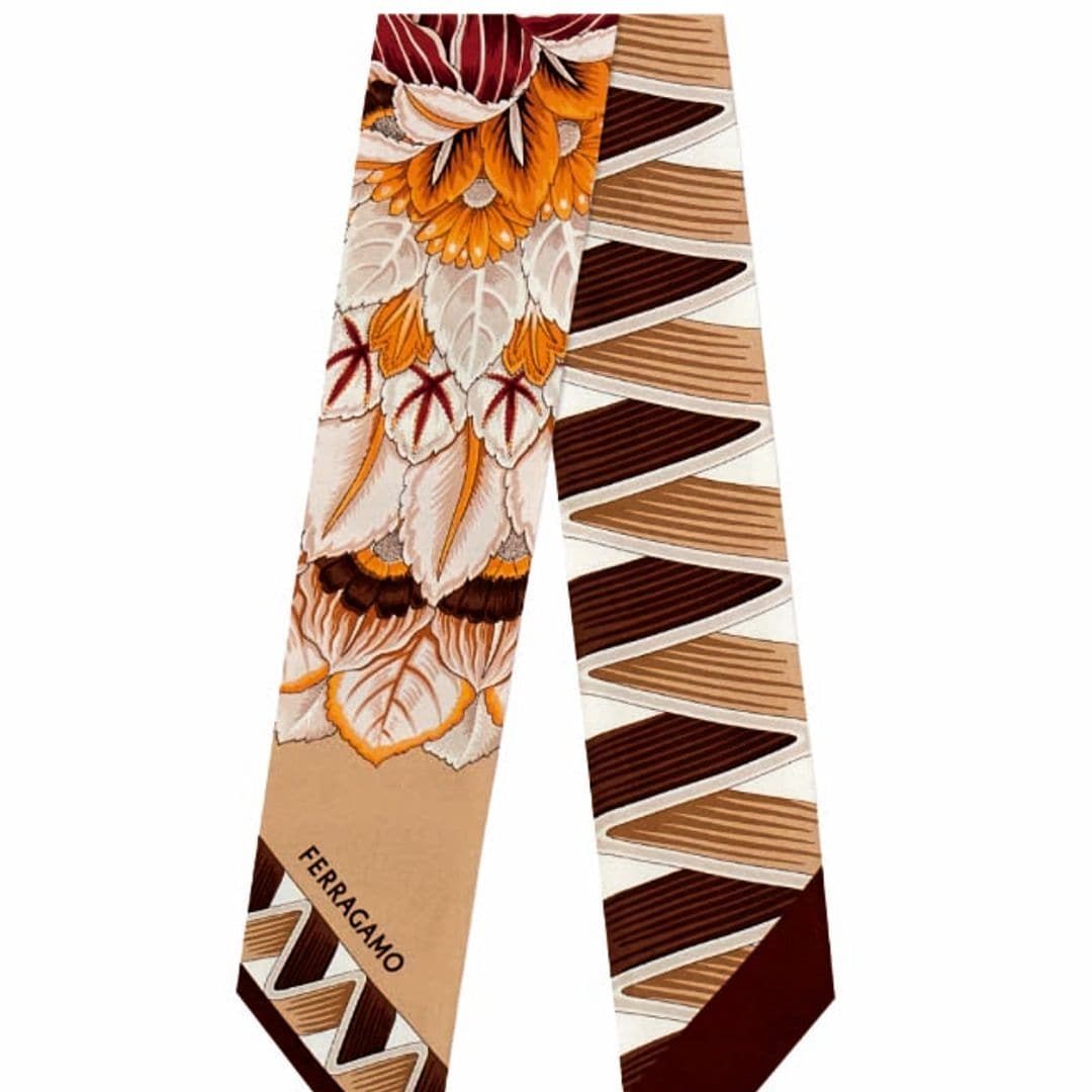 Pañuelo de seda (170 €) de Ferragamo