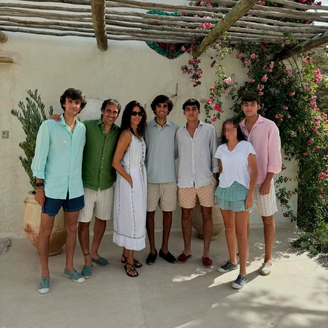Raúl González y Mamen Sanz con sus hijos