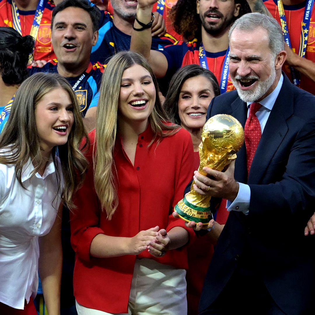 ¡Reyes del mundo! Felipe VI y doña Letizia celebran eufóricos con sus hijas la conquista del Mundial junto a la Selección