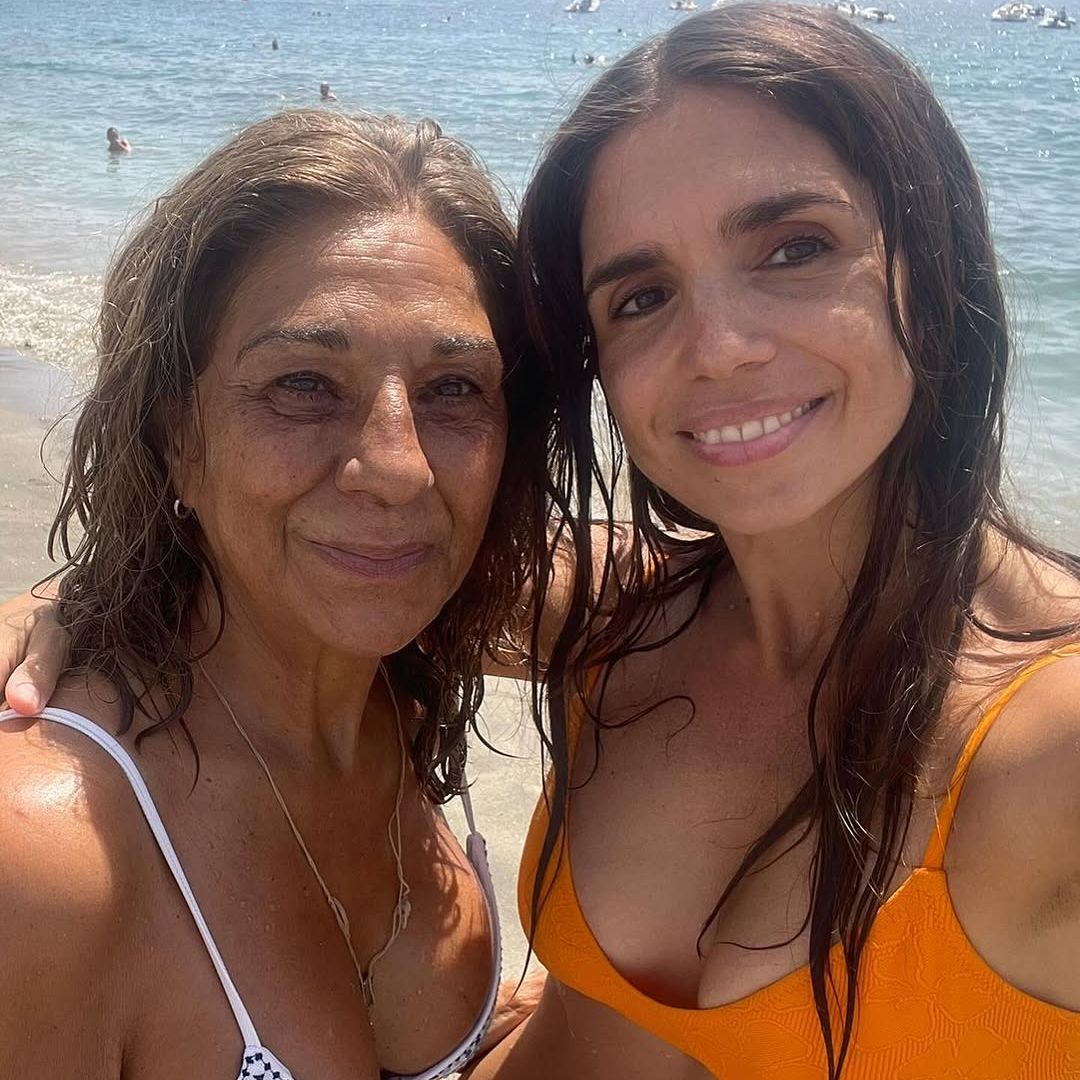 El posado en bikini de Lolita y Elena Furiase en Cádiz que arrasa en redes: "¡Vaya genética!"