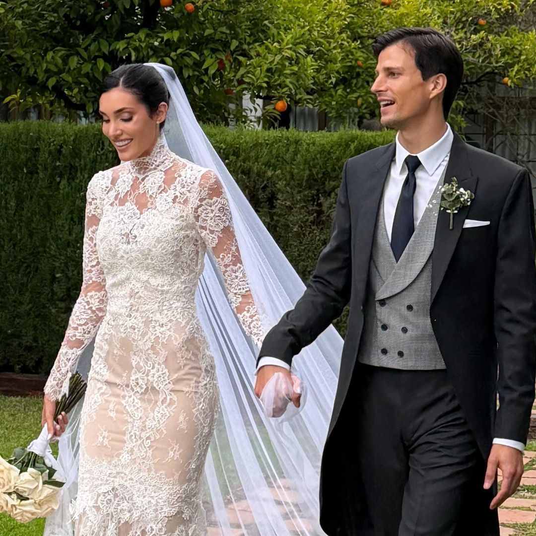 La boda de la modelo Celia Vallespir en Málaga: dos vestidos con guiño a su tierra y una joya de su tatarabuela
