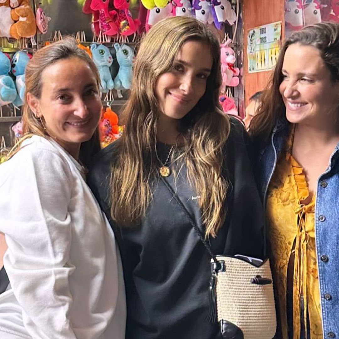 María Pombo vuelve a su infancia en una divertidísima noche con sus hermanas ¡de feria y tirando al plato!