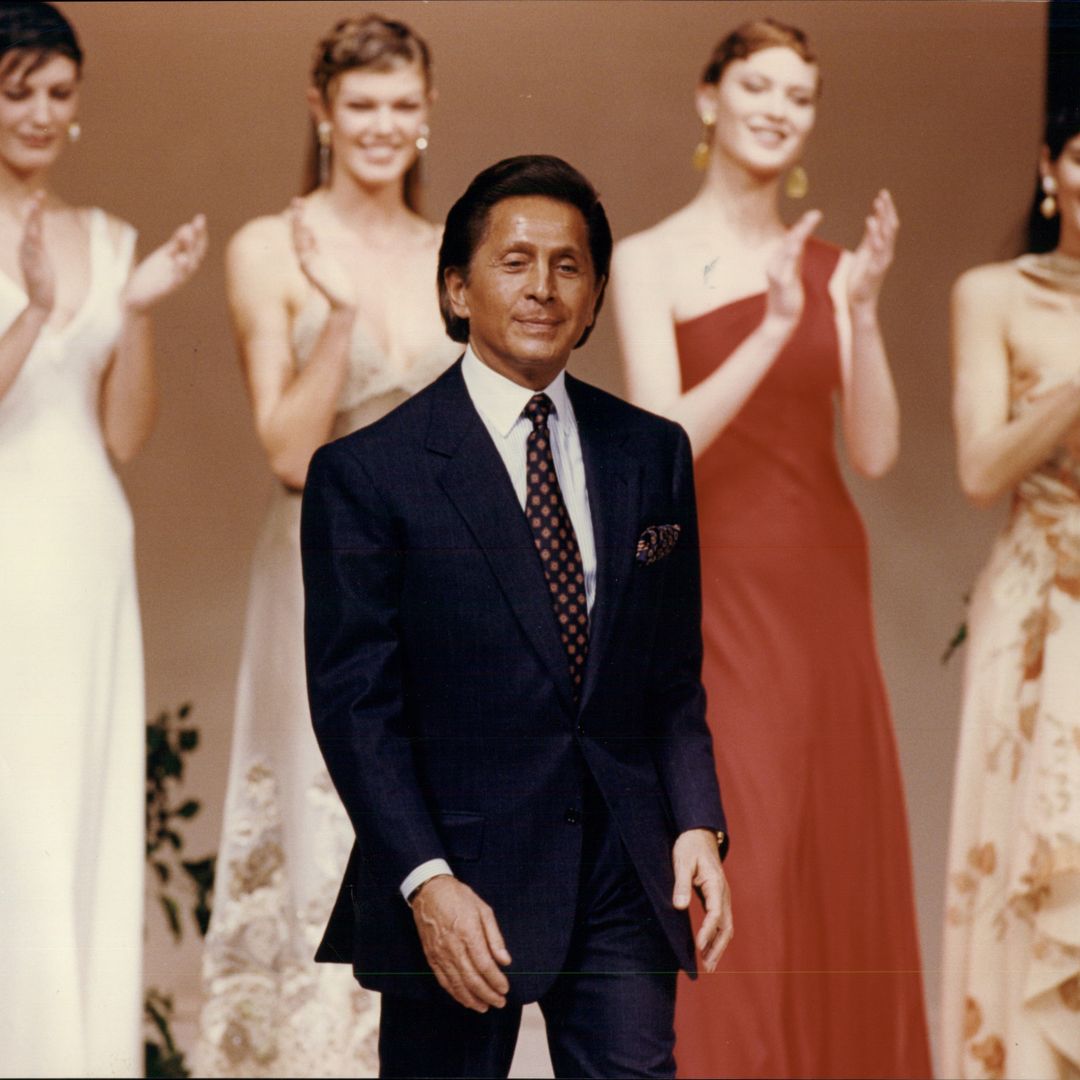 El diseñador Valentino en uno de los tantos desfiles que su marca ha hecho a lo largo de su carrera