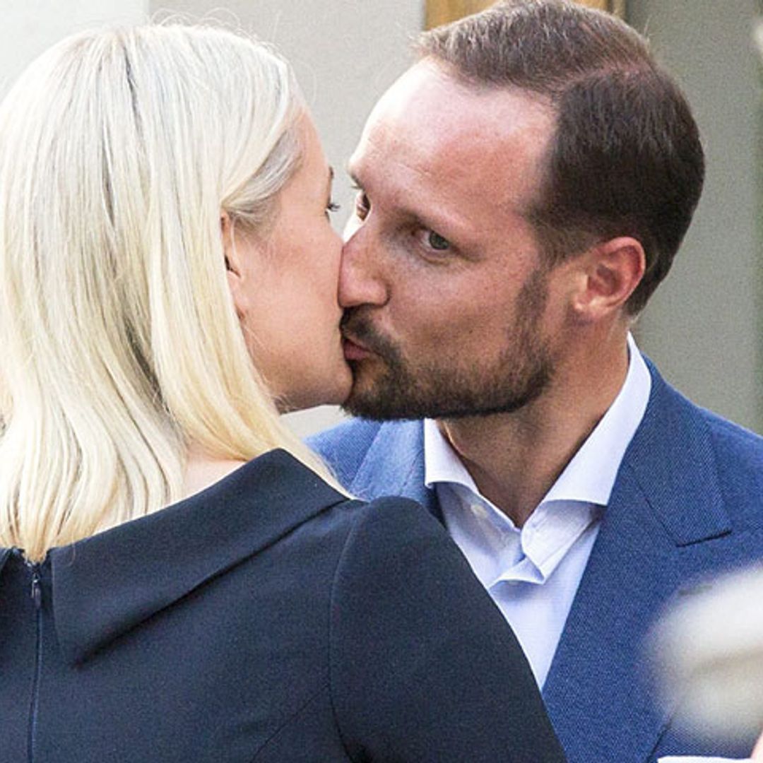 El beso de Mette-Marit a Haakon de Noruega, un buen final con historia