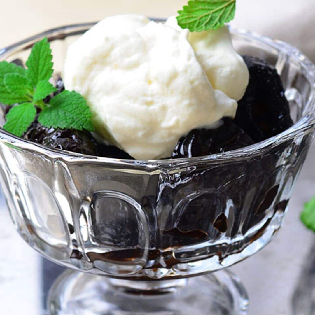 Ciruelas rellenas de crema de nuez con nata montada