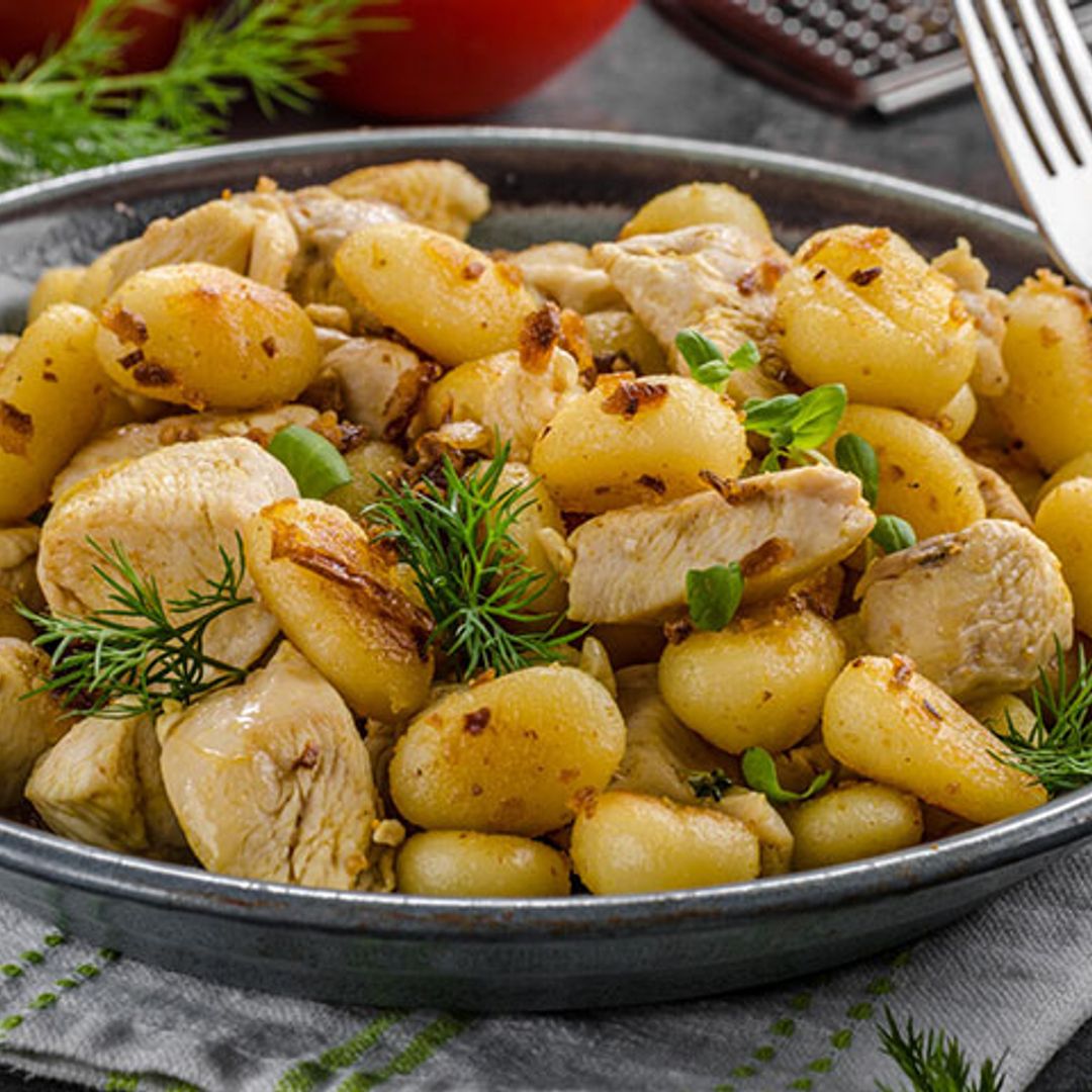 'Gnocchis' con pollo al curry y piñones