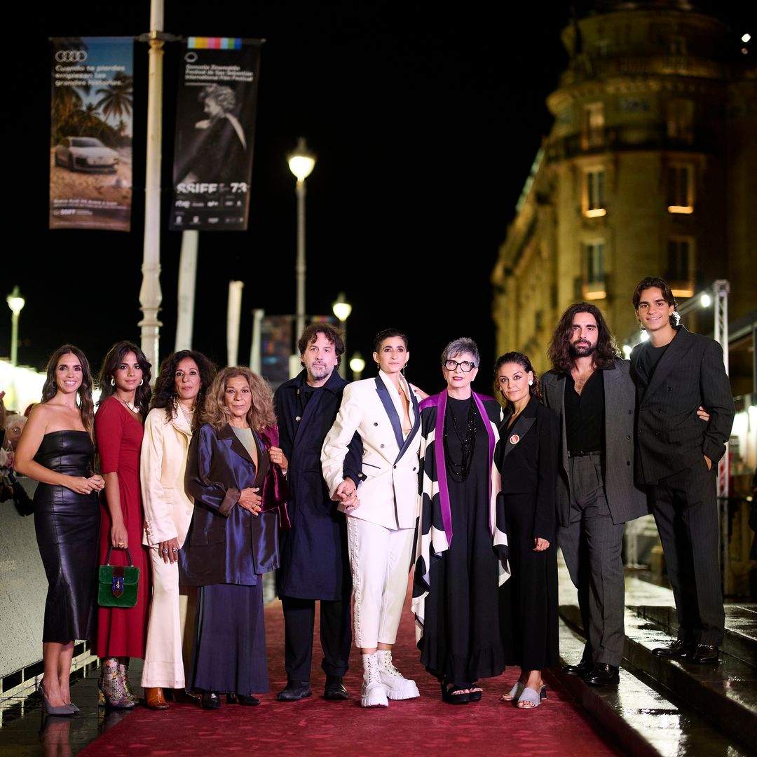 Alba Flores, con su familia al completo, emociona en San Sebastián con el documental más íntimo de su padre