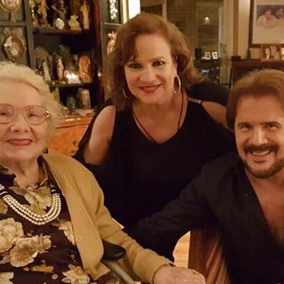 Las bonitas palabras del dúo Pimpinela para despedir para siempre a su madre