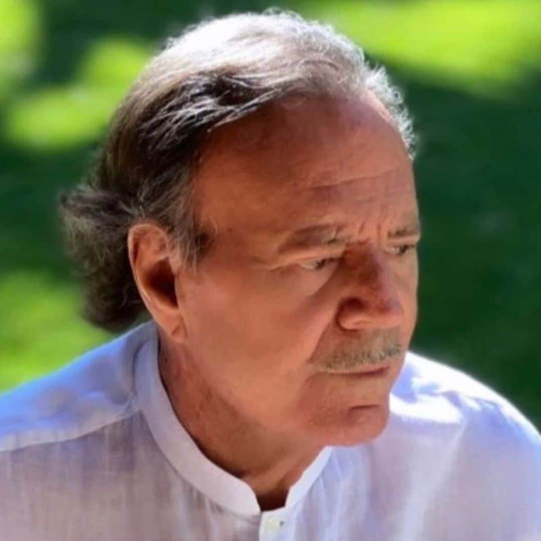 Julio Iglesias sorprende con su cambio de imagen y desmiente los rumores sobre su estado de salud