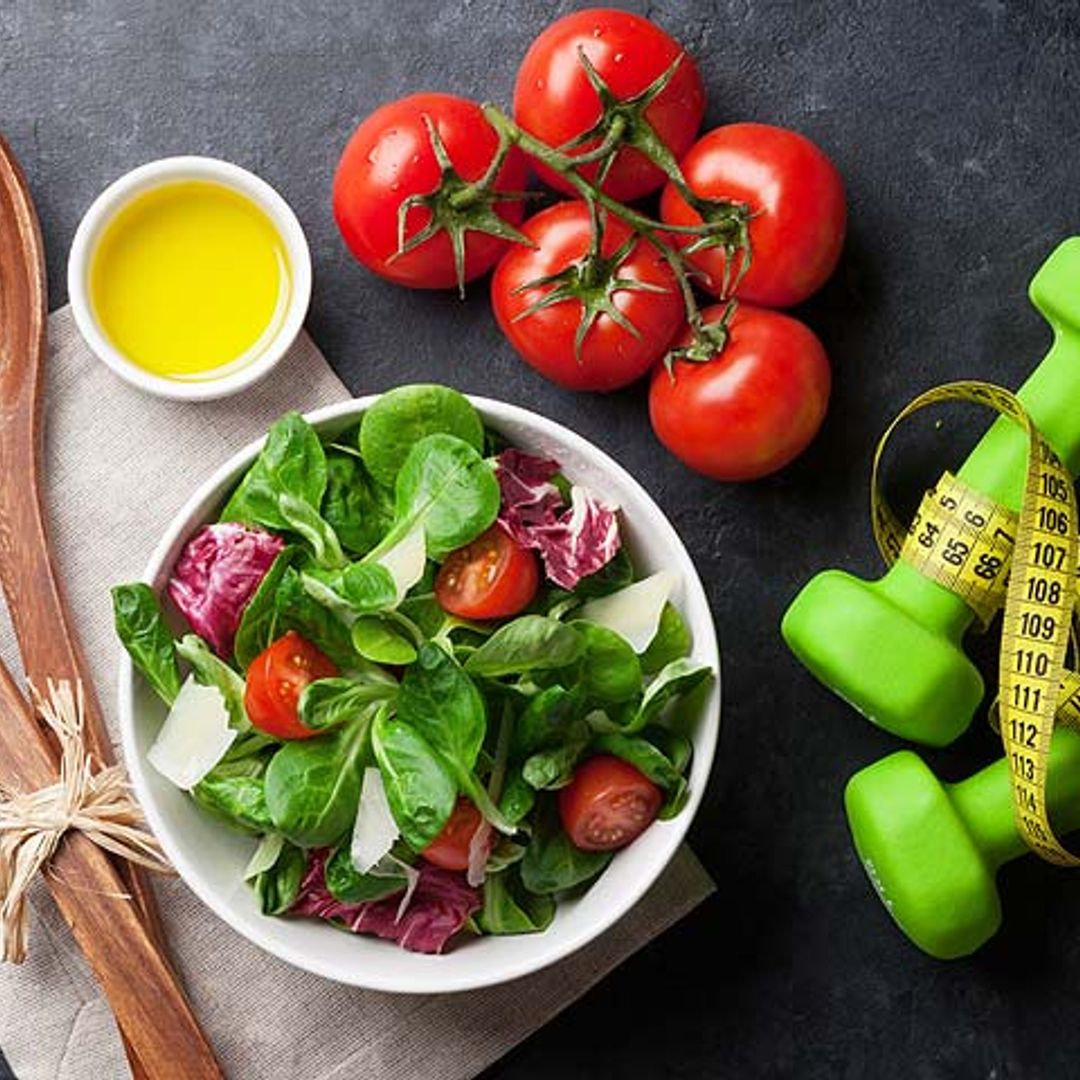 Lo que jamás debes cenar si quieres perder grasa (según los expertos en fitness)