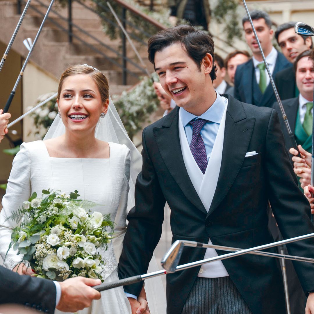 Cuando un detalle lo cambia todo: el vestido de novia clásico, con bordados en plata, de Marta Carnicer​o