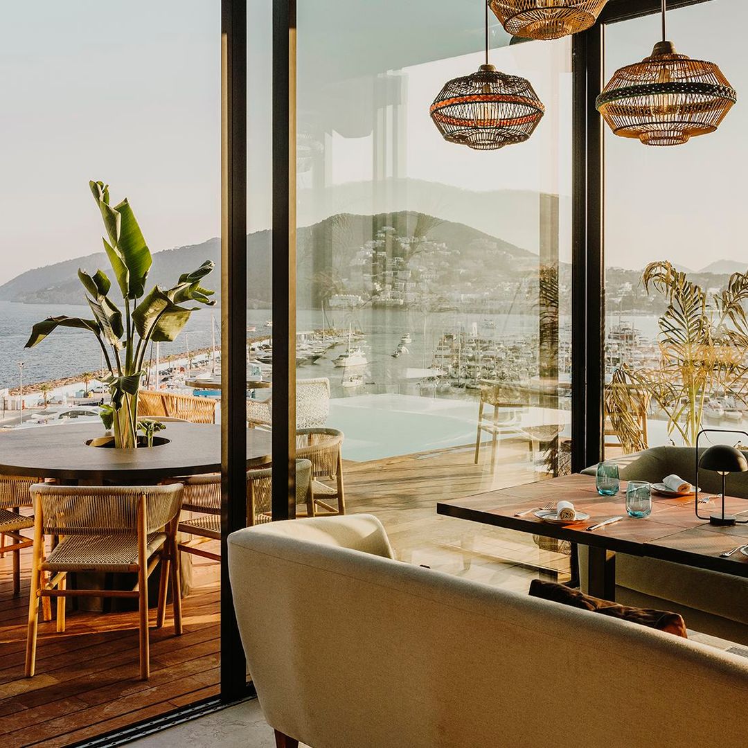 Este restaurante tiene la mejor terraza de España: está en Ibiza y mezcla cocina peruana y mediterránea