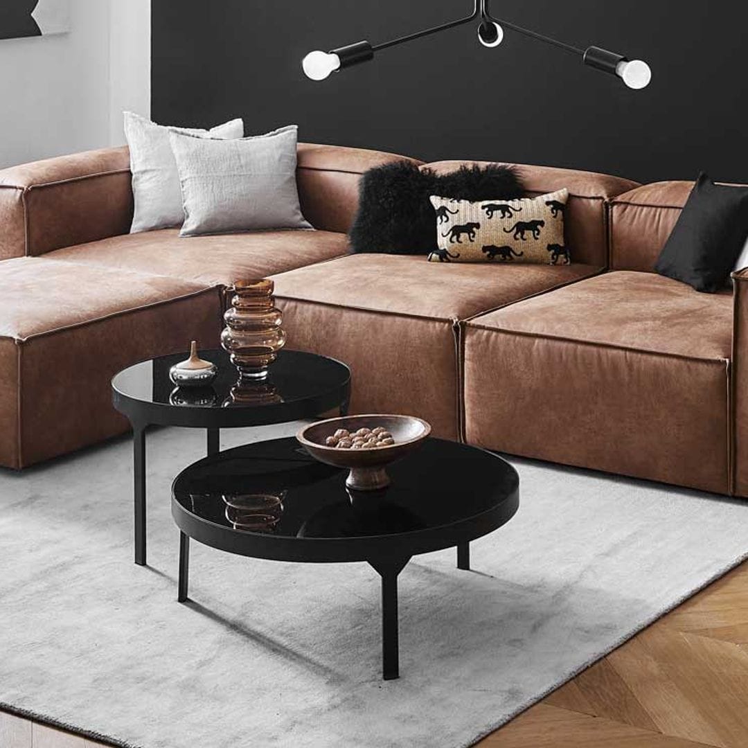 ¿Te atreves con una mesa de centro (o varias) en color negro para tu salón?