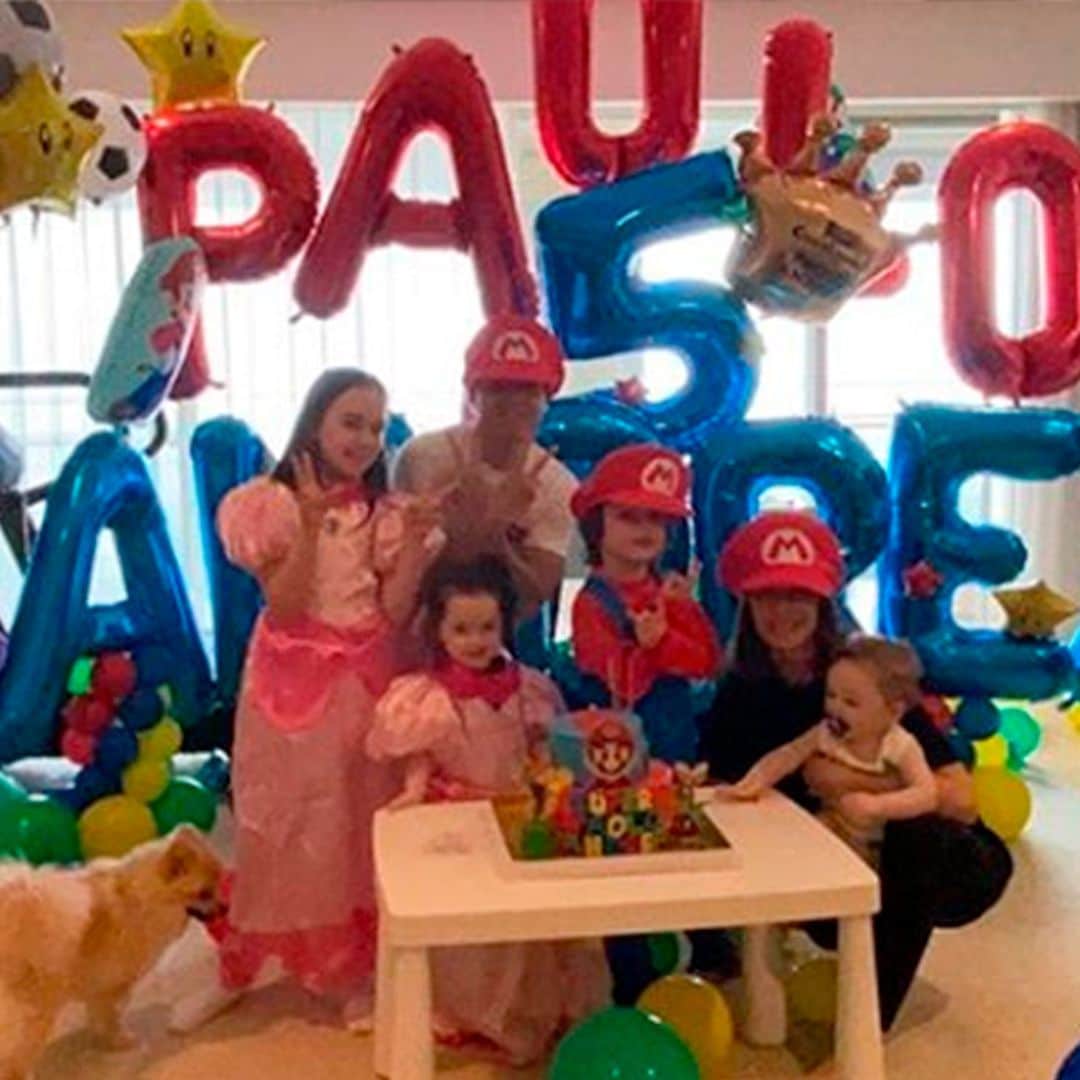 Andrés Iniesta y Anna Ortiz convierten su casa en el mundo de Super Mario por el cumpleaños de su hijo