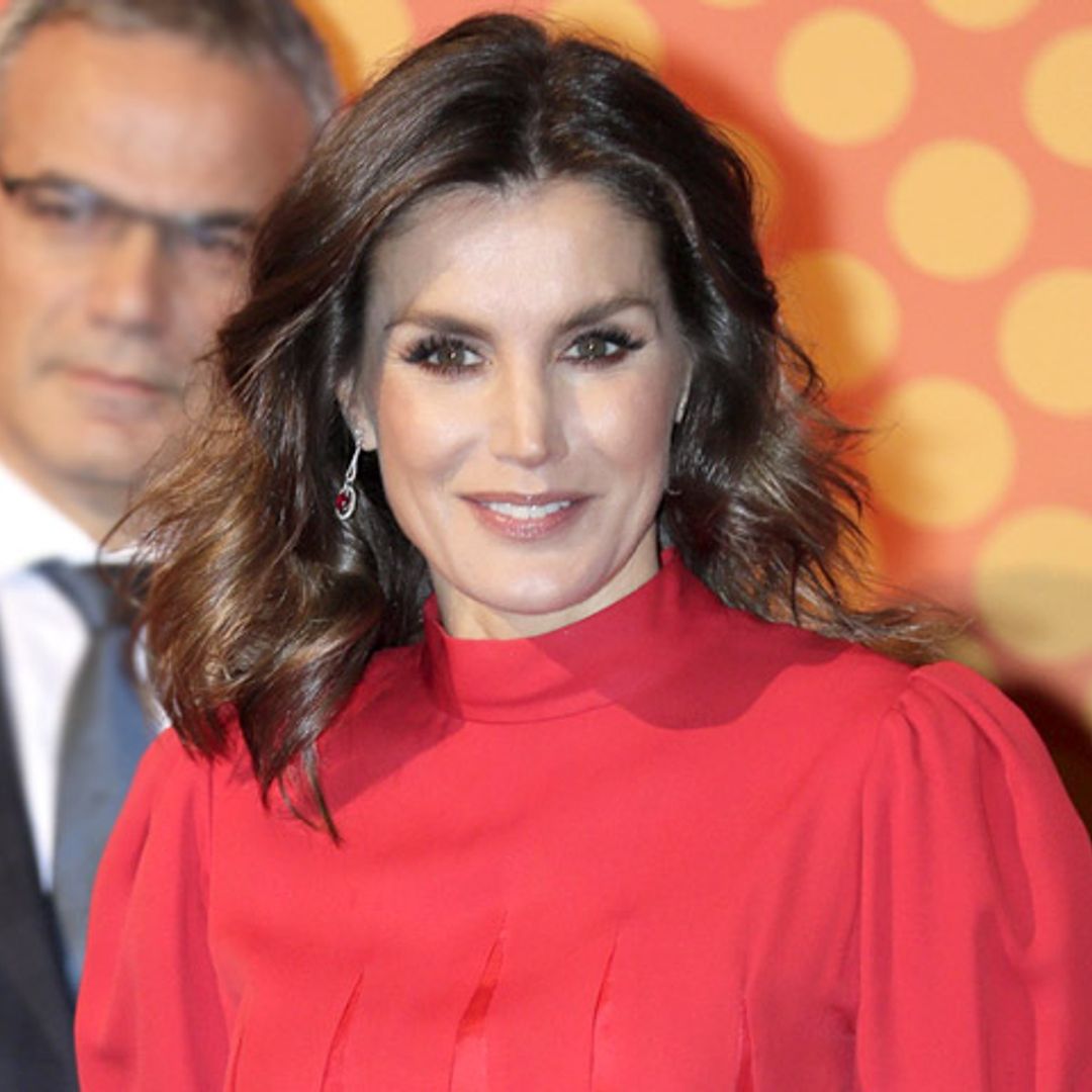 Rojo y con efecto 'fit', doña Letizia recicla un vestido de la reina Sofía
